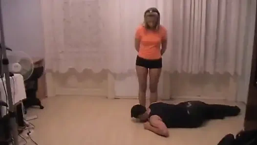 Onu tekmelerle cezalandırıyor ve ayak tabanlarını besliyor