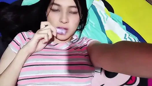 Мачеха делит постель с пасынком: шаловливое ночное развлечение! (настоящее домашнее видео)