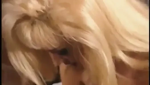 Bimbo brittany o'neil si cewek cantik rambut pirang lagi asik muasin memeknya pakai melon ukuran raksasa sebagai hadiah karirnya