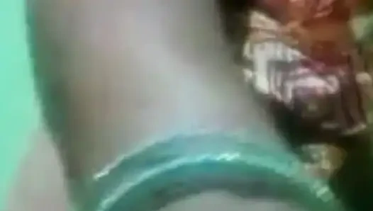 mamta bhabi ne chut main ungli kar ke chut se pani nekali