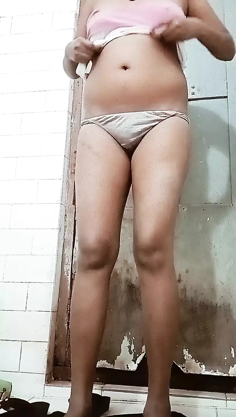 热哥在德西浴室洗澡。