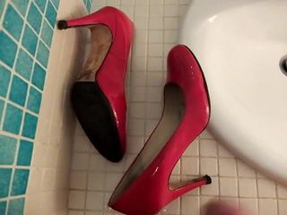 Creaming kasut tumit salun merah jiran