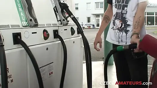 Tembakan air mani di payudara alami (amatir Ceko)
