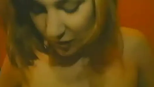 Cewek amatir toket kecil nyepong kontol di bak mandi