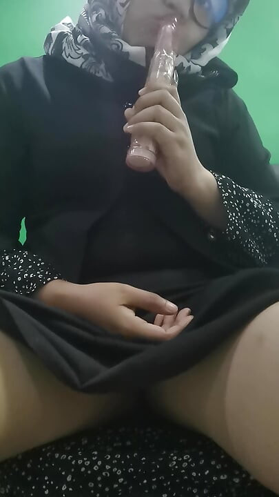 Mladá vdova vyžaduje pozornost.