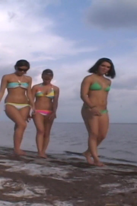 All Natural College Hotties Take Their Bikinis off