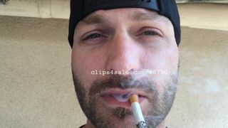 Cyrus fumando