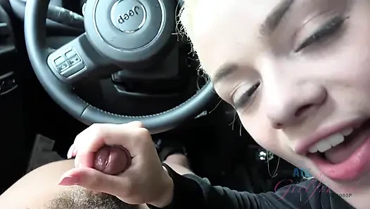 Bakış açısı elsa jean arabada sakso ve elle muamele! Sarışın emiyor, sert biniyor ve sonra büyük boşalma