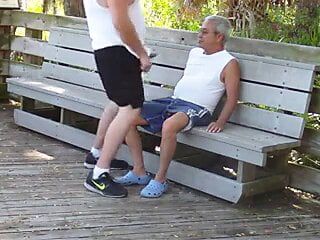 Gays mais velhos fazem sexo em parque público