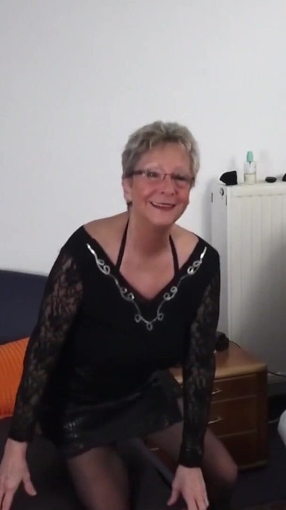 Emotionaler Moment von "Ist das ein traum oder habe ich einen dreier mit einer oma"