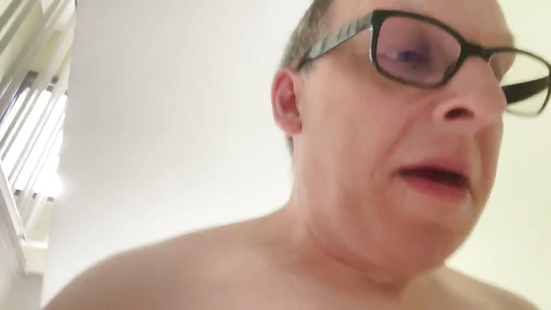 Rano nago na klatce schodowej i ponownie w piwnicy ręczna robota wykonana