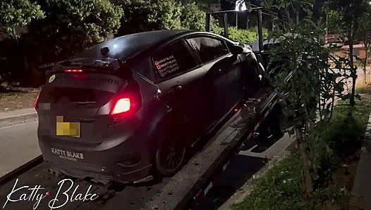 Polis arabamızı çekici kamyona koydu ve sonunda arabanın içinde kaldık