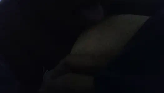 İnsanların karısının göğüslerini emiyor