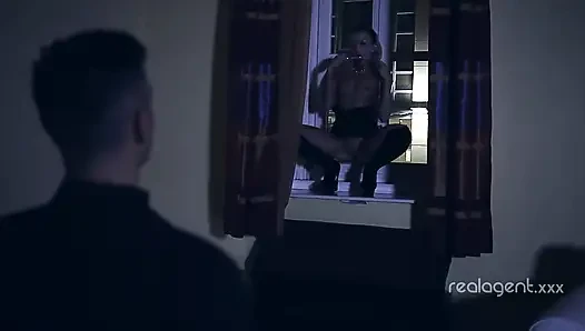 Sürtük geceleri uzun yarak emiyor ve yüzünü dölle kaplıyor