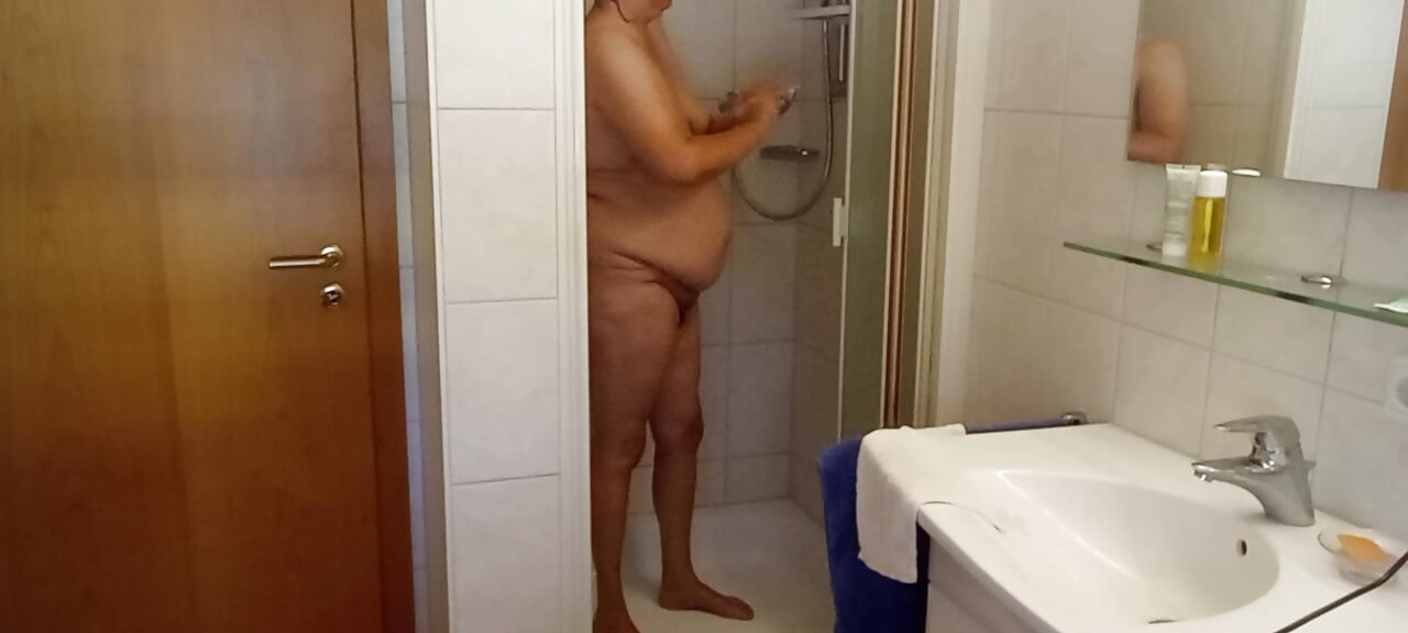 Tysk BBW MILF 53 med naturlige bryster og blød mave tager et bad