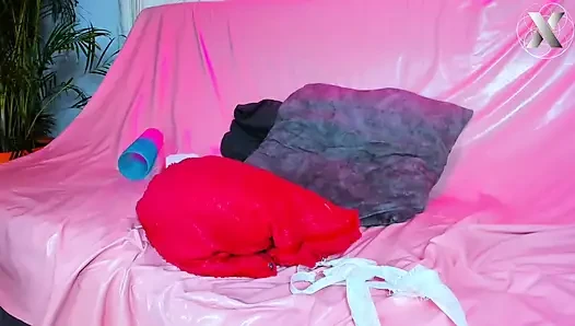 Bermain dengan vagina yang dicukur di depan kamera untukmu