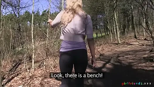 Girlfriends XXX - eine Wanderung führt zum lesbischen sex muschi fingern und muschi lecken im park