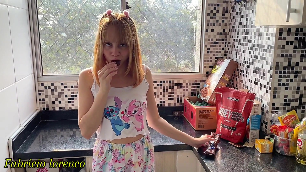 エッチな18歳の連れ子のお尻を朝食として食べちゃいました!