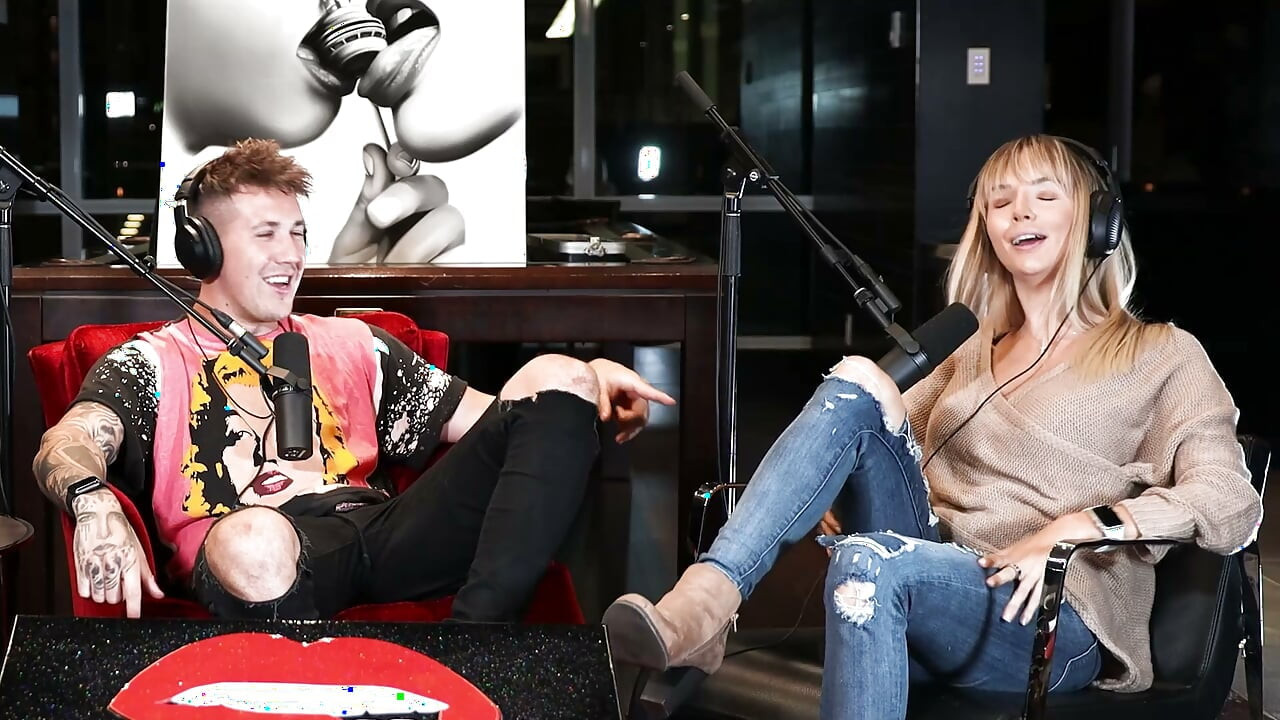 Cassaundra Kelly påminner oss om varför hon är MILF Bredvid!