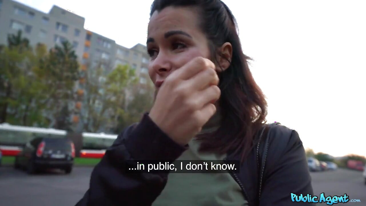 Public agent - Jessy Jey kan niet wachten om een mond vol sperma te krijgen