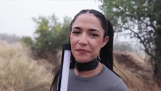 Muhteşem İspanyol tanrıça bir zeytinlik tarafından sidik oyunu için götünü cezalandırıyor ve bağlıyor