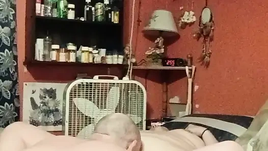 Er oral gibt mir oral, bis ich komme und macht weiter