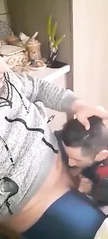 当他的妻子外出时，我的邻居