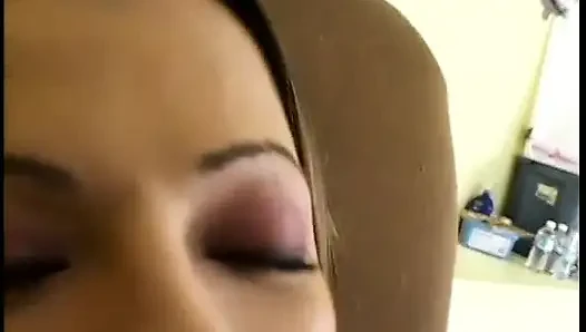 Pelacur muda rambut cokelat dengan memek berbulu dientot dan dicrot di pantat