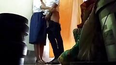 Hintli üniversite öğrencisi ve öğretmeni sızdırılmış viral videoda