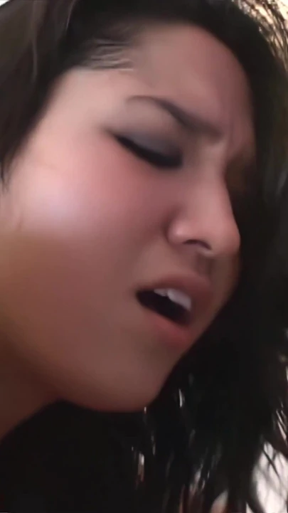 漂亮的亚洲女郎安吉丽娜与一个多汁的泡泡屁股