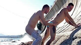 Neukte me heel hartstochtelijk aan de kust op een wild strand op een VIP-account, deze video is compleet gratis