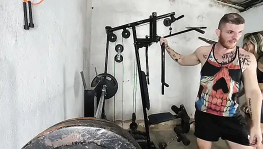 Der große Hintern im Fitnessstudio