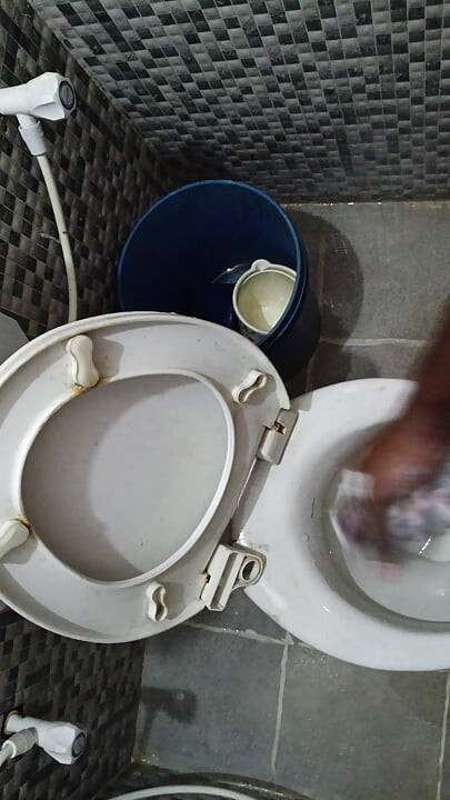 छात्रावास के बाथरूम में कॉलेज छात्रा हाथ से चुदाई 2