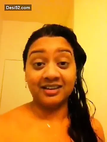 DESI BHABHI EXPOSING HERSELF NUDE IN SHOWER