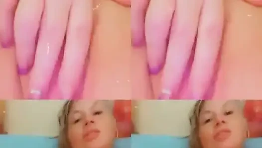 Aku lagi asik mainin memeknya di bak mandi - close up sampai muncrat di klitorisku?