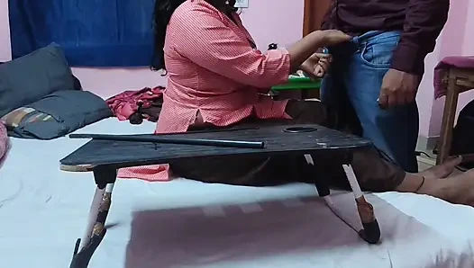 Учительница наказывает свою любимую студентку палкой из-за шаловливой тантарии