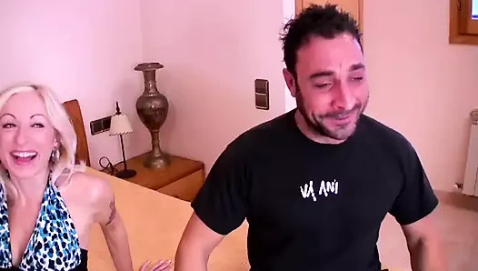 Taze kız Sylvie Castro altın saçlı bir sürtük sikiliyor