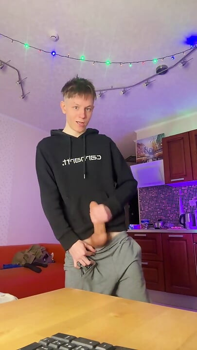 Magrinha garoto fazendo uma enorme bagunça com seu pau grosso