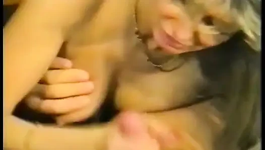 Pirang lucu menyukainya saat dia tenggorokan dalam kontol besar pejantan terangsang