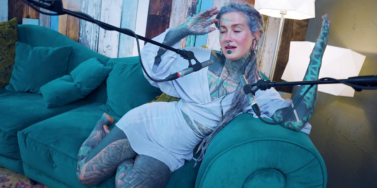 Ich spreche über F - Fear - ASMR podcast SFW spricht goth dünnes mädchen dreadlocks tattoo-modell inked mädchen