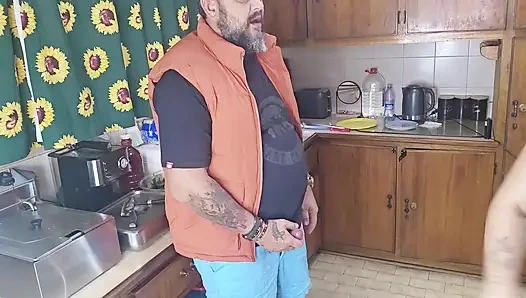 Заскучав и игнорируемую подругу трахнули во время приготовления ужина