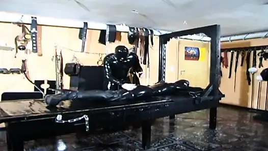 Bdsm mit maskiertem mädchen in latex