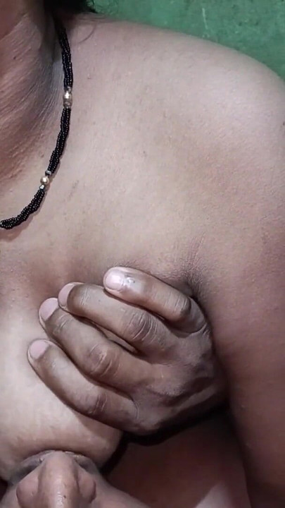 Momento que debe compartir de "Fucked wifeat noche, ambos lo disfrutamos mucho en video de sexo indio, disfrutamos de sexo bhabhi caliente parte 2"