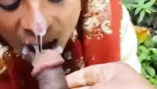 Pakistani aunty blows mushroom head circumcised lund