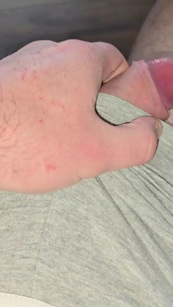 カルバンクラインをゆっくり下げて硬くなったチンポを扱く | クリップ 2