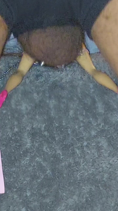 Barbie morde o travesseiro