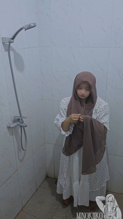 Hijab College Girl Take A Shower and Fucked by Landlord