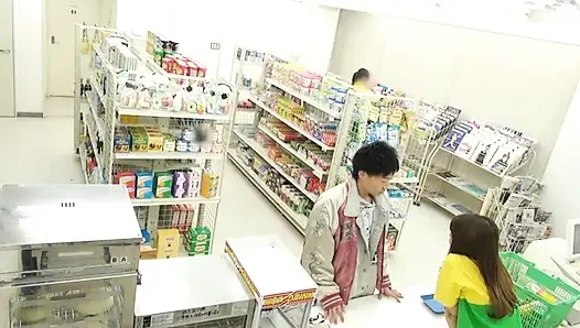 Kontak Mata Terlalu Banyak di Toko Serba ada ini