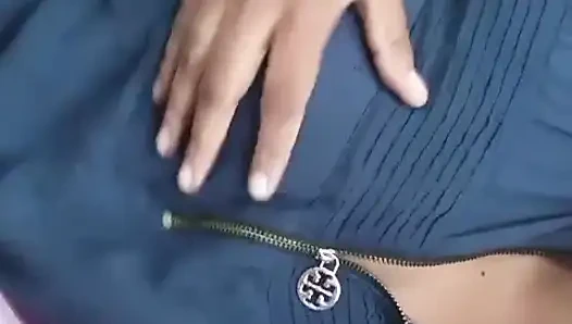 Büyük memeli ve ıslak amcıklı dildo şehveti ile banyo odasında Sri Lankalı kız musterbasyonu