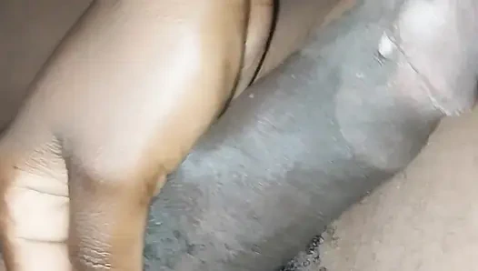 Cewek itu ngocok kontolku dan dudukin kontolku